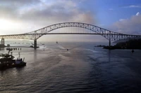 Majestätische Bogenbrücke über ruhigen Wasserweg bei Dämmerung