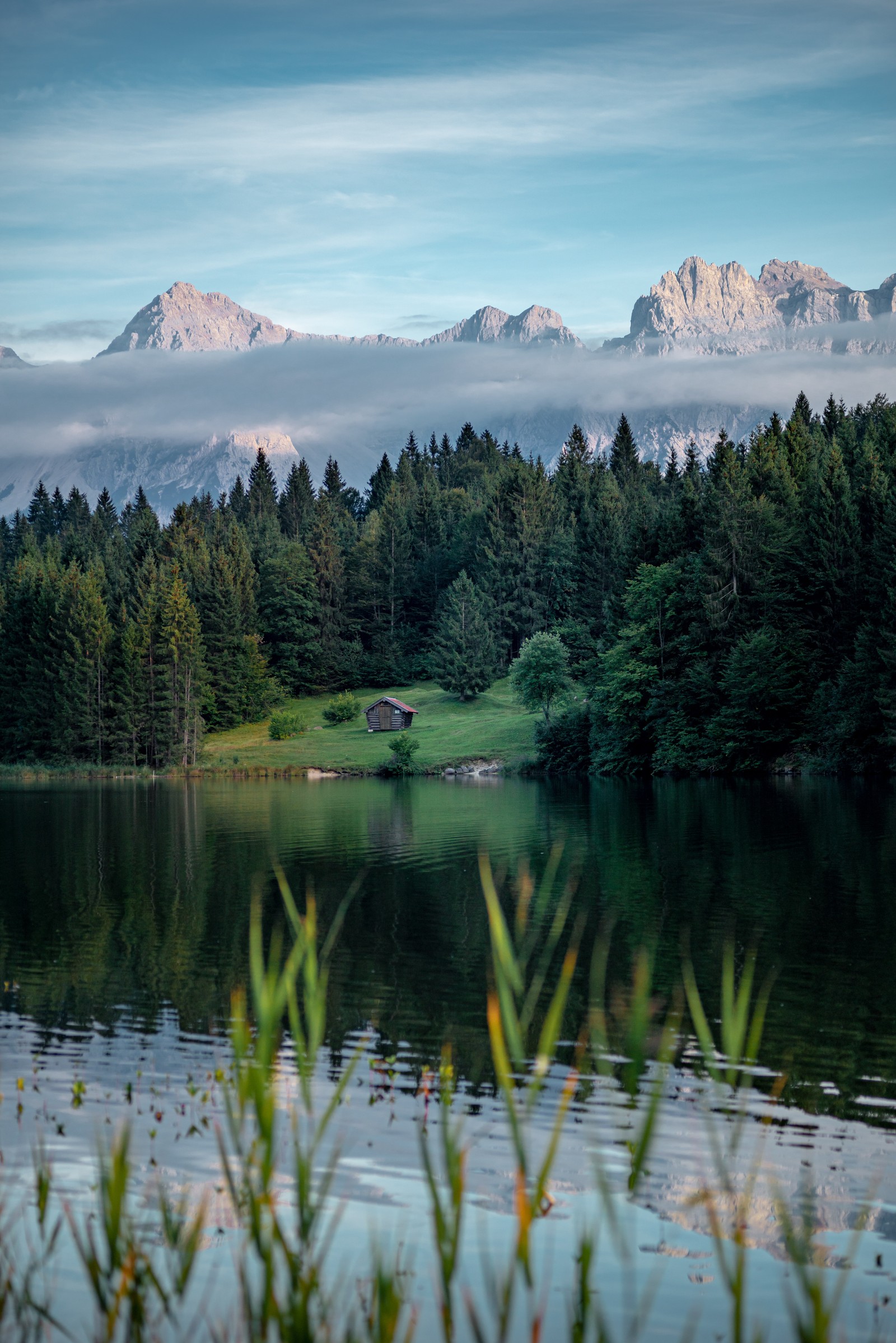 Il y a un petit bateau flottant dans l'eau (nature, paysage naturel, réflexion, plan deau, lac)