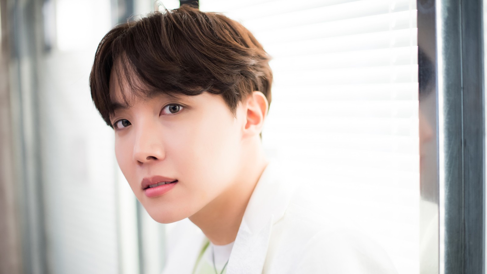 Hombre árabe asiático con una camisa blanca y una corbata verde (j hope, 정호석, jung ho seok, bts, bangtan boys)