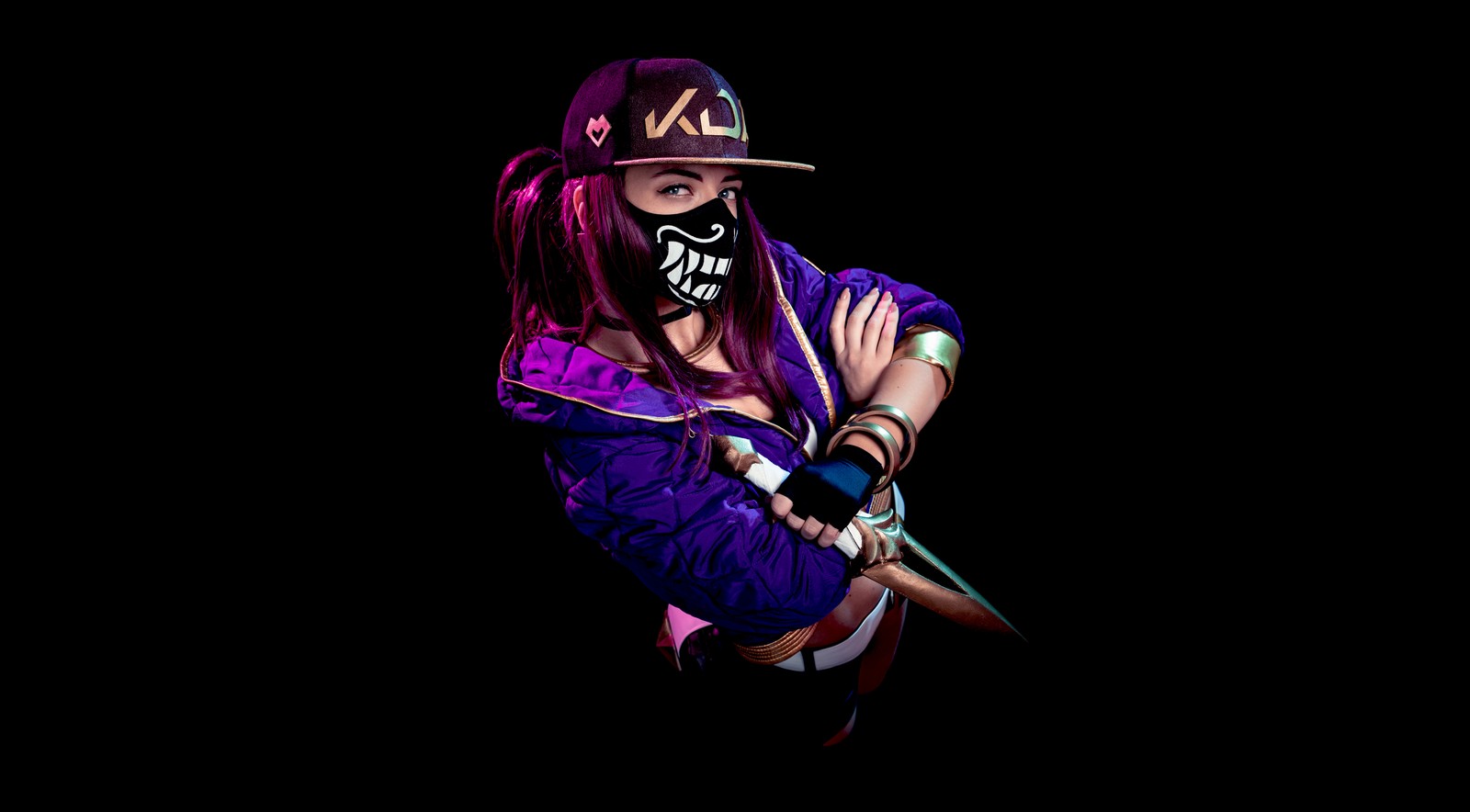 Una mujer arafed en un traje morado y una máscara sosteniendo un bate de béisbol (kda akali, amoled, league of legends, cosplay, fondo negro)