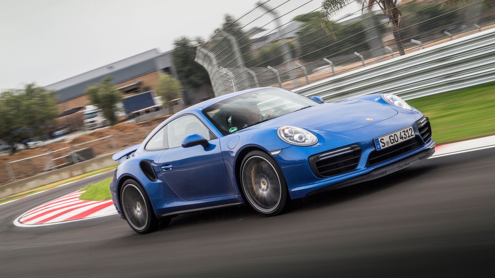 Un porsche 911 gts azul conduciendo en una pista (porsche carrera gt, porsche 911 gt2, porsche cayman, porsche 911 gt3, porsche)