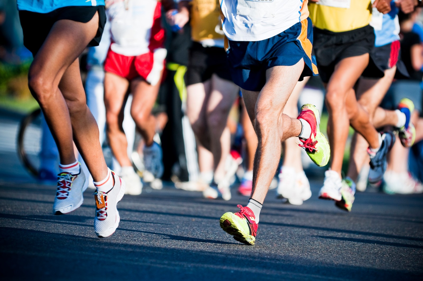 Muitas pessoas correndo juntas em uma maratona (maratona, correndo, esportes, atleta, atletismo)