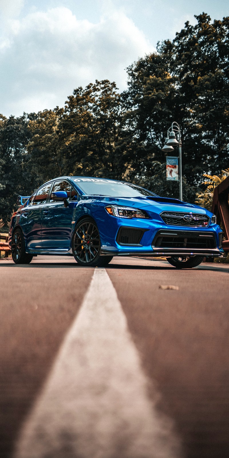 Синий автомобиль припаркован на улице с скамейкой на фоне (гранд турер, grand tourer, машины, спортивный автомобиль, honda motor company)