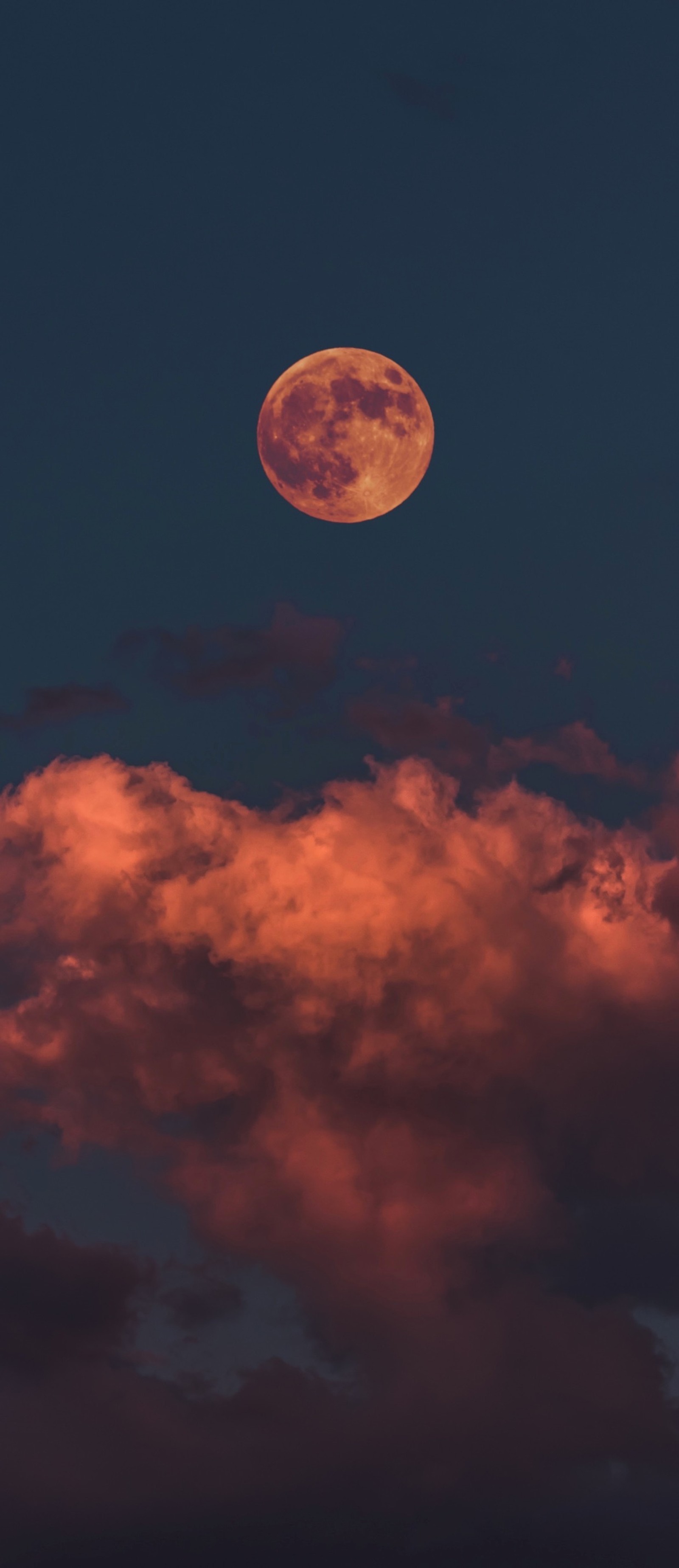 Une lune arabe dans le ciel avec des nuages et un avion qui passe (esthétique, lune de sang, nuages, effrayant, halloween)