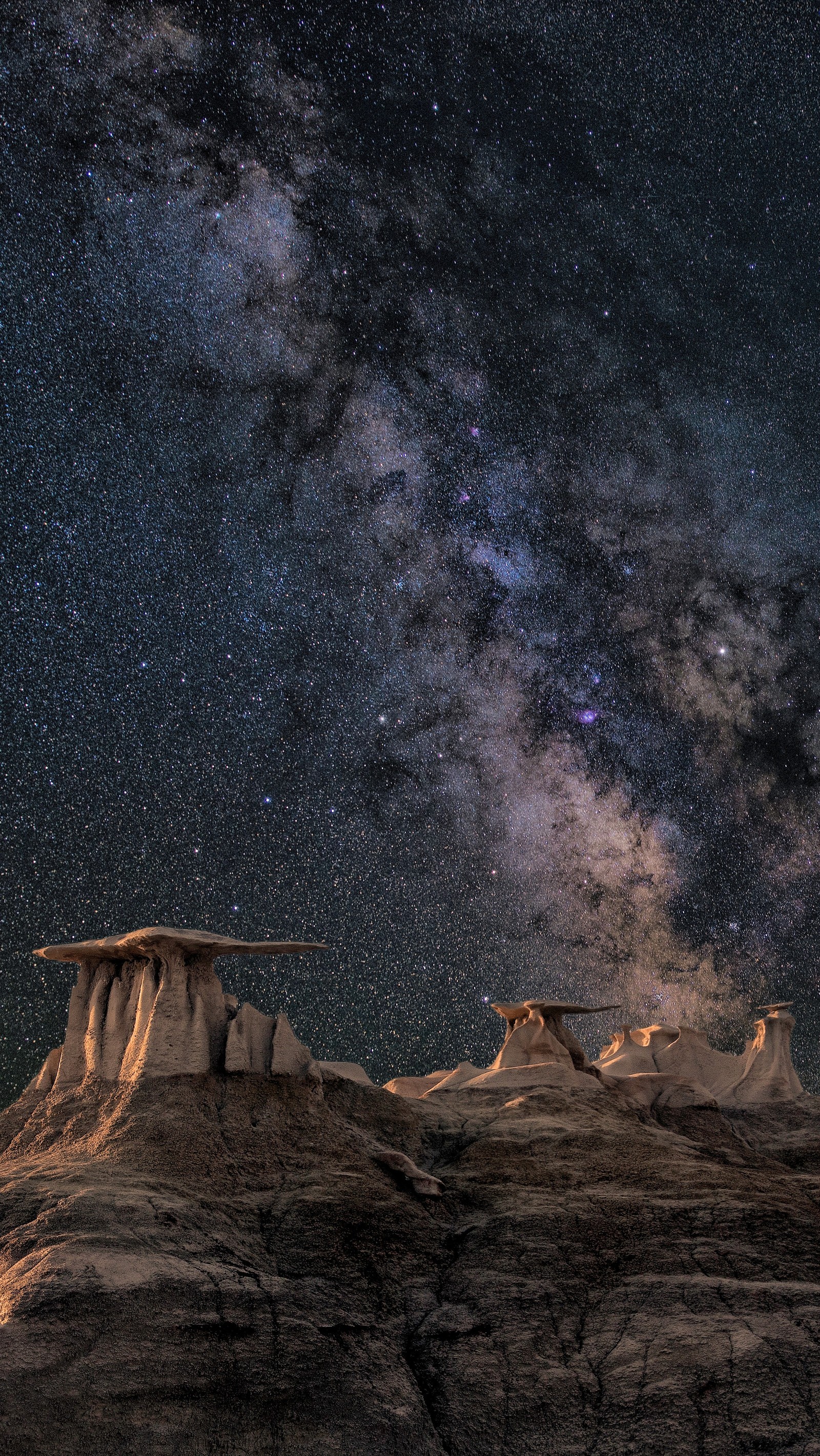 Um céu estrelado com algumas estrelas acima de uma área desértica (grande, paisagem, iluminação, montanha, vista)