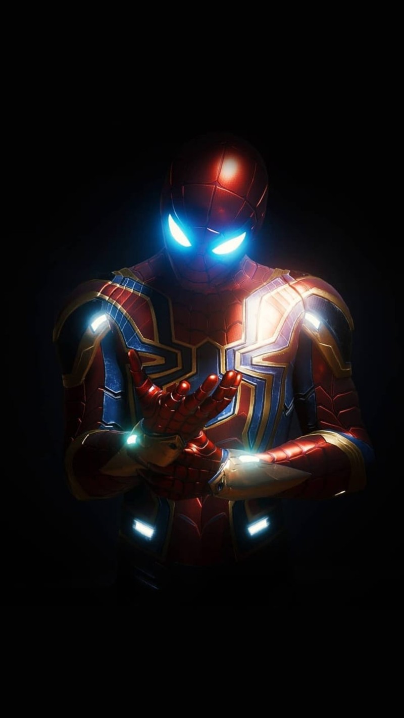 Крупный план человека в костюме с включенным светом (marvel, spider man, iron spider man, tony stark, война бесконечности)