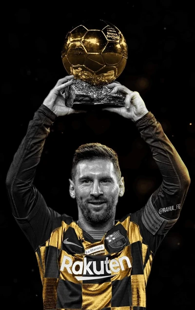 Lionel Messi sostiene con orgullo el trofeo del Balón de Oro mientras viste una camiseta del Barcelona, simbolizando sus logros legendarios en el fútbol.