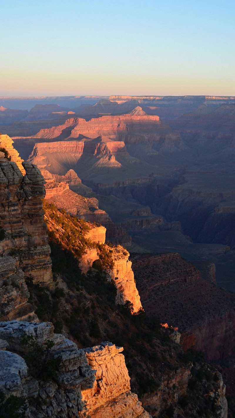 Вид с высоты на каньон с утесом и ясным небом (аризона, arizona, каньон, гранд, гранд каньон)