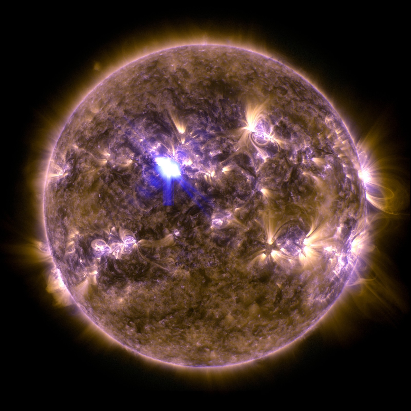 Un primer plano del sol con una estrella azul brillante en el medio (false color, sdo, solar flare, sol, ultraviolet light)