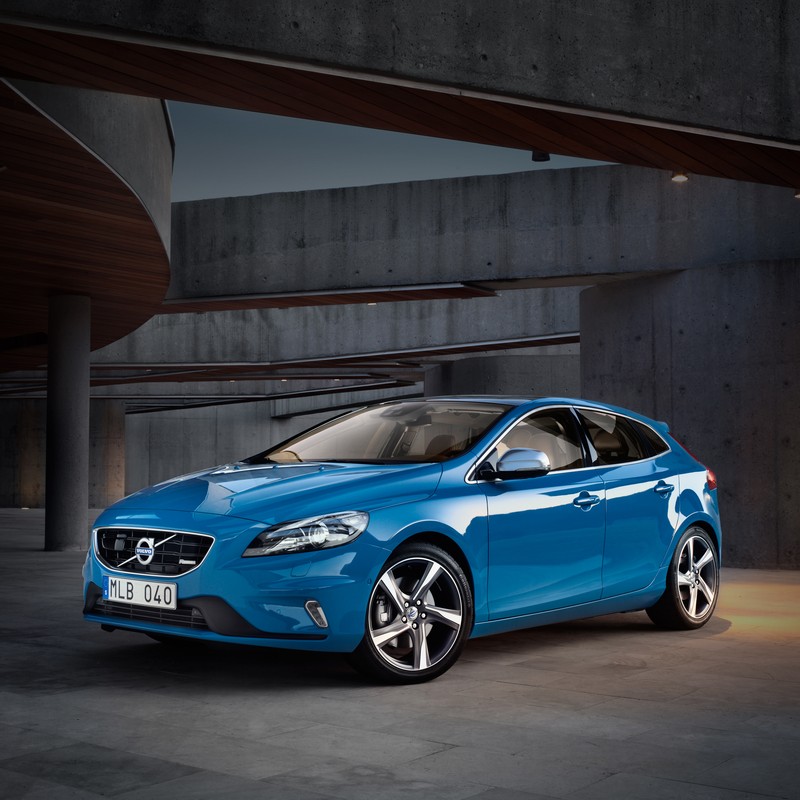 Синий volvo v40 припаркован в гараже (r дизайн, r design, v40, вольво, volvo)