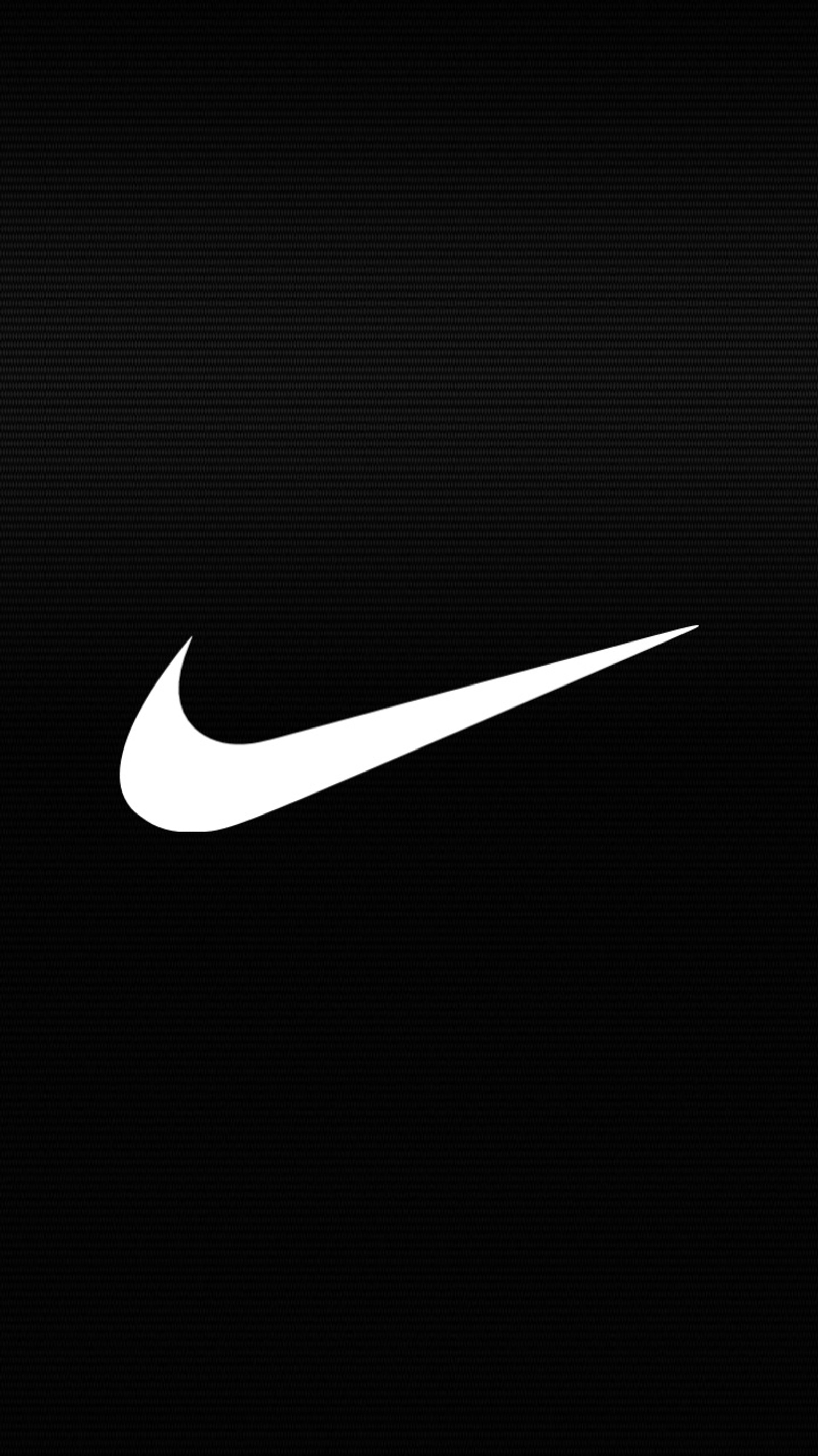 Un primer plano de un logo de nike en blanco y negro sobre un fondo negro (negro, nike)