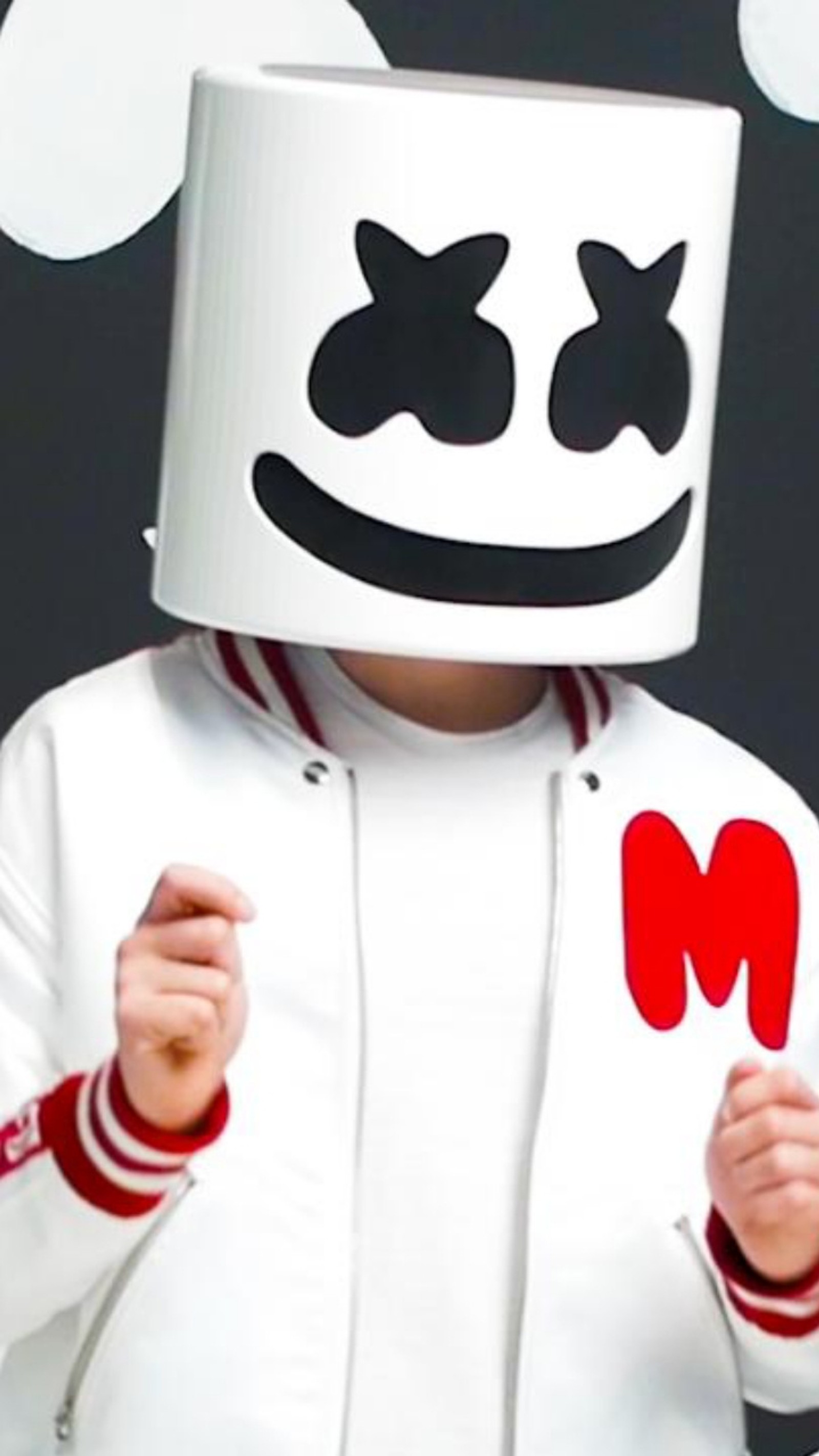 Um menino com uma jaqueta branca e uma jaqueta vermelha e branca (vermelho, marshmello, música)