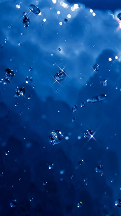 Gotas de agua brillantes en fondo azul profundo