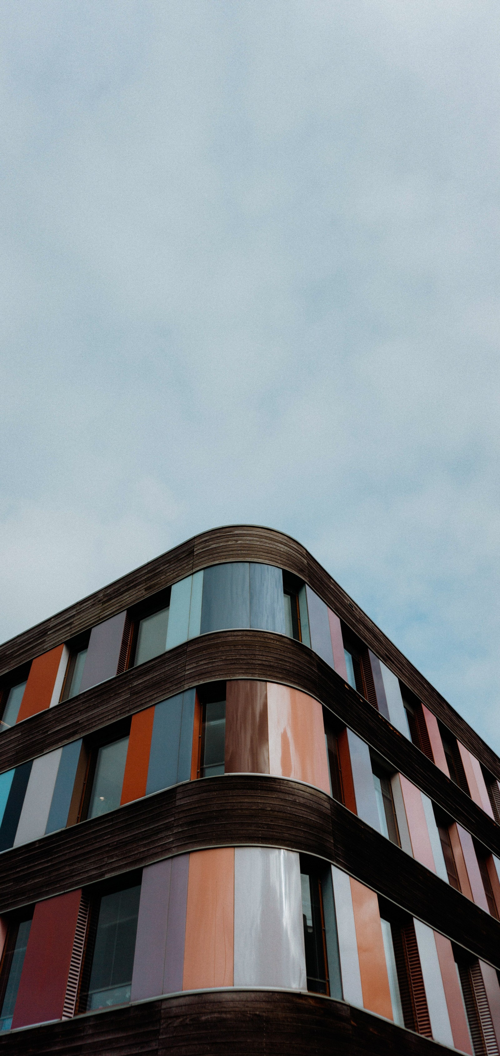 Edifício desfocado com um relógio no topo (casa, apartamento, oslo, nuvem, edifício)