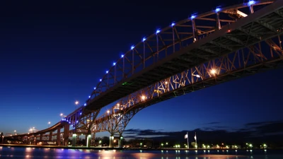 Paisagem urbana ao crepúsculo com uma ponte em balanço iluminada