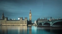 Reflexionen der Houses of Parliament und Big Ben entlang der Themse