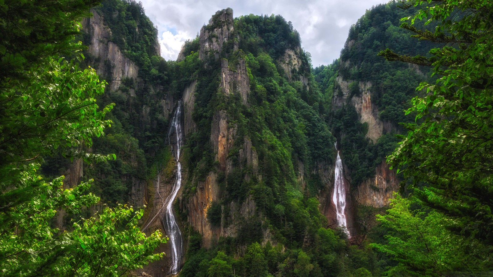 Vue d'une cascade au milieu d'une forêt verdoyante (nature, végétation, réserve naturelle, la cascade, forêt tropicale)