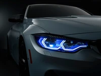 Coupé de la serie 3 de BMW con faros azules llamativos