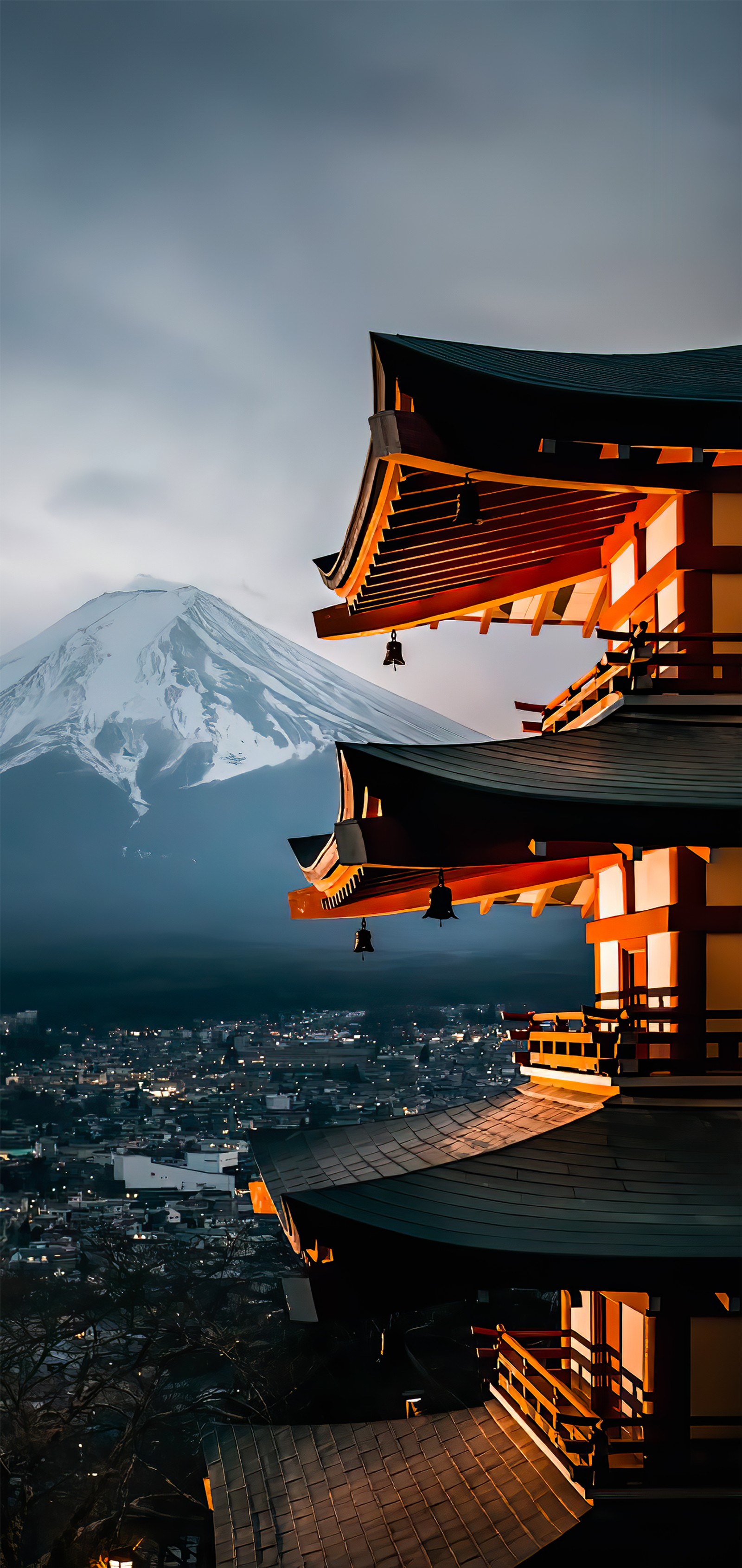 Visão aérea de uma pagoda com uma montanha ao fundo (ios 16, água, edifício, natureza, nuvem)