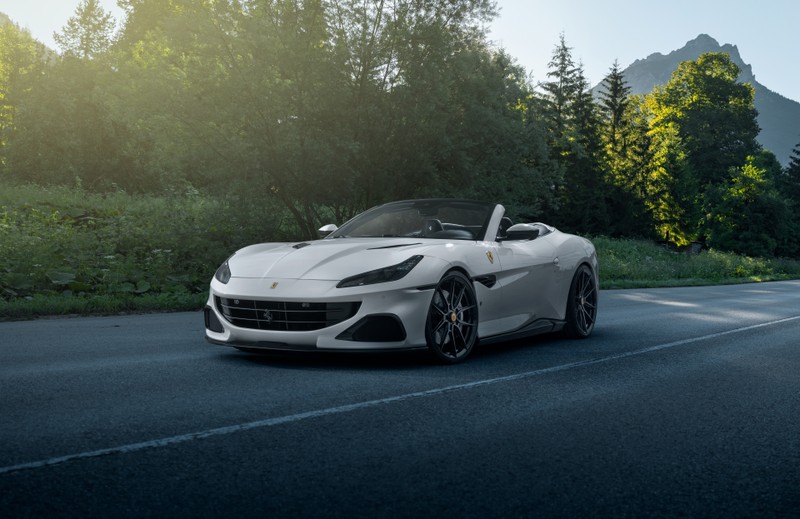 Белый спортивный ferrari едет по дороге рядом с лесом (novitec ferrari portofino m, 2022, 5k, 8k, машины)