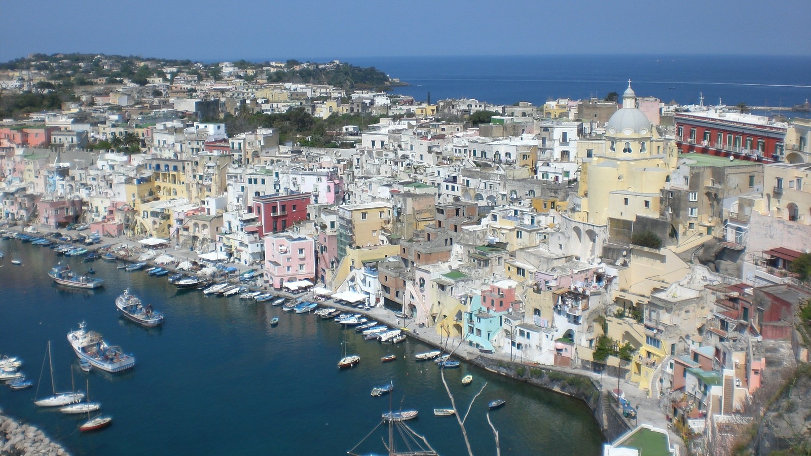 Barcos estão atracados no porto de uma pequena cidade na costa (sorrento, capri, cidade, assentamento humano, área urbana)