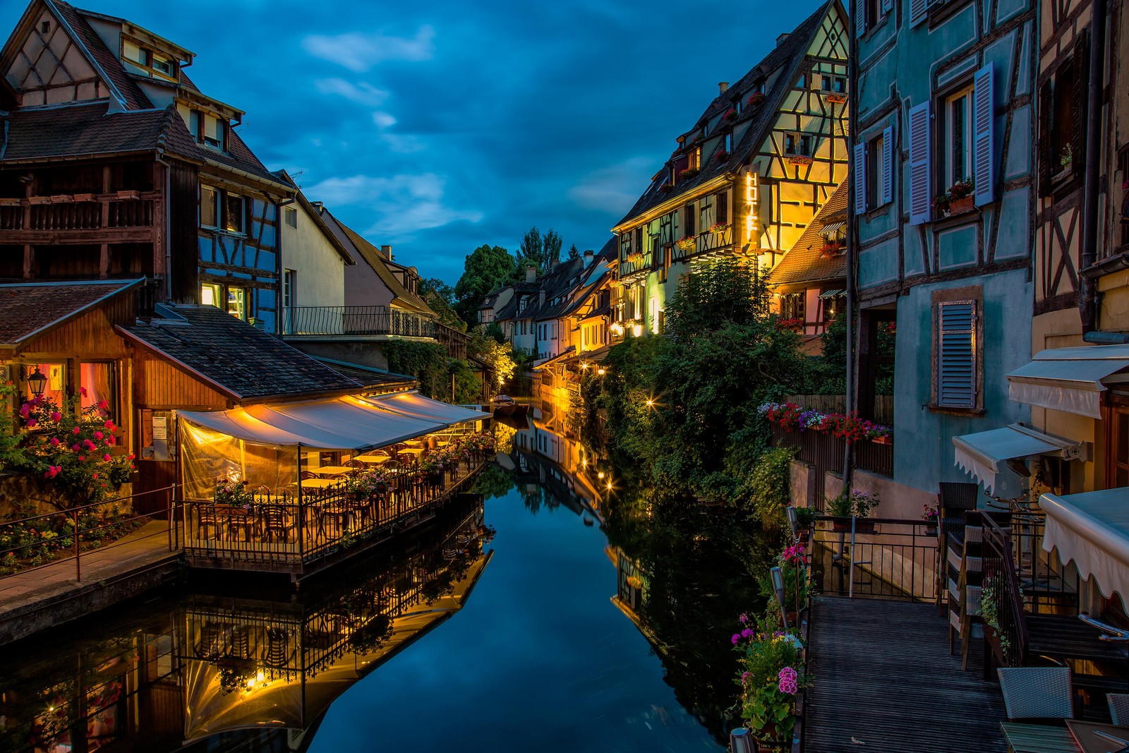 Una vista de un canal con un restaurante y un restaurante al lado (pequeña venecia, venecia, estrasburgo, canal, vía fluvial)