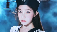 Irene do Red Velvet em um traje inspirado em marinheiros, contra um fundo cósmico com uma atmosfera de hotel misterioso.