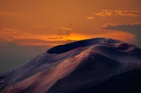 Lebhafter Sonnenuntergang über einer vulkanischen Landschaft