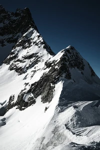 Pics majestueux enneigés dans un paysage glaciaire