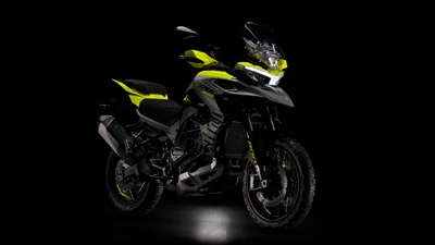 Мотоцикл для приключений Benelli TRK 800 на черном фоне