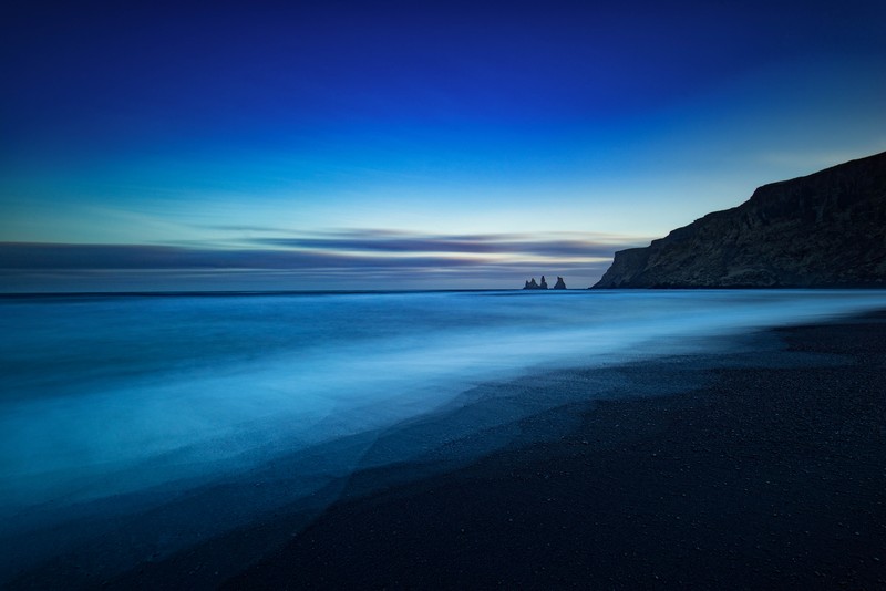 Вид на пляж с лодкой в воде на закате (reynisdrangar, исландия, пляж, закат, сумерки)