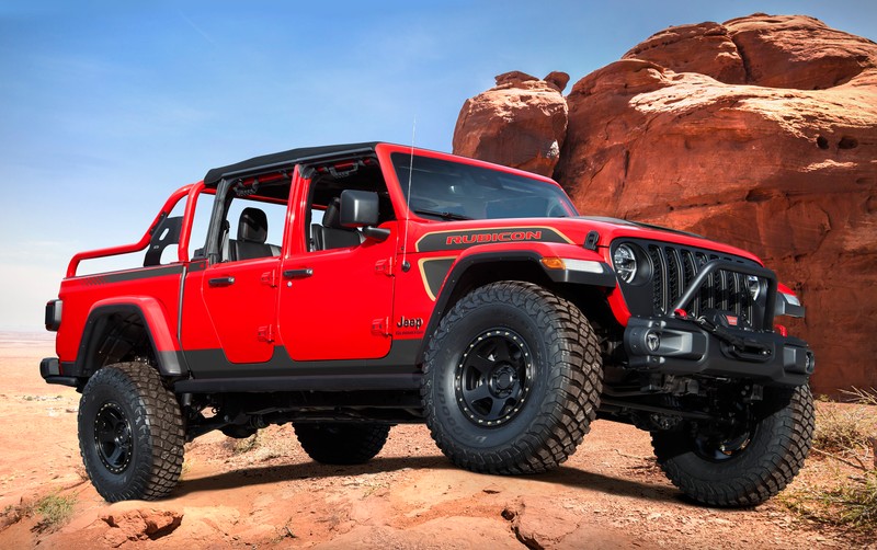 Красный джип припаркован перед скалистой формацией (jeep red bare gladiator rubicon, 2021, машины, обои 4k)