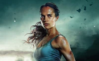 Lara Croft en acción: aventurera resiliente contra un cielo tormentoso