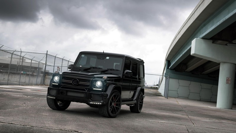 Черный mercedes g-класса припаркован перед мостом (брабаус, brabus, машина, автомобильная шина, шина)