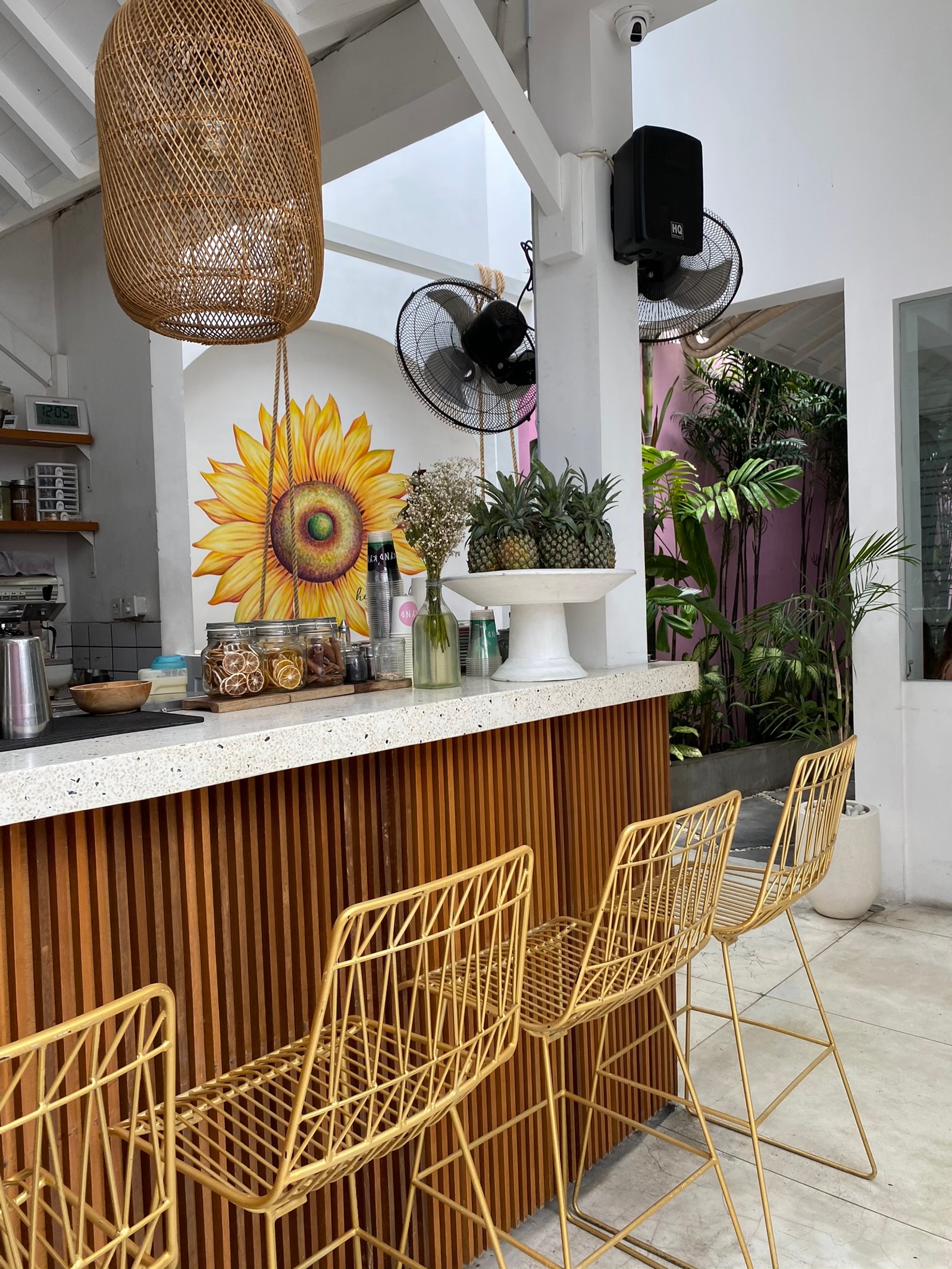 Há três cadeiras no bar da sala (sala de jantar, iluminação, design de interiores, teto, vaso de flores)