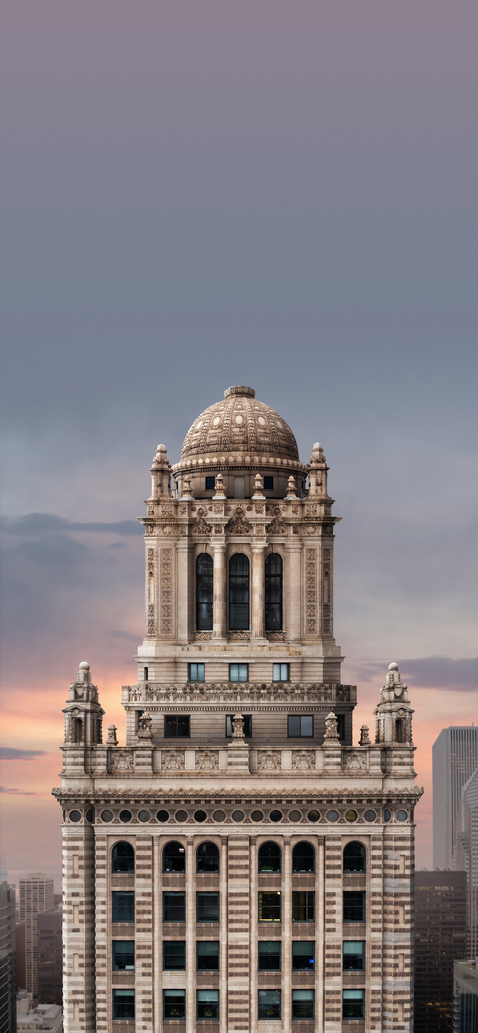 Il y a un grand bâtiment avec une horloge au sommet (architecture, bâtiment, immeuble de grande hauteur, gratte ciel, nuage)