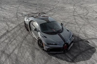 Deslumbrante Bugatti Chiron Pur Sport em cinza elegante com ousados acentos pretos na pista de asfalto