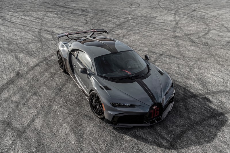 Близкий план серого спортивного автомобиля на трассе (bugatti chiron pur sport, черные автомобили, 5k, 8k, машины)