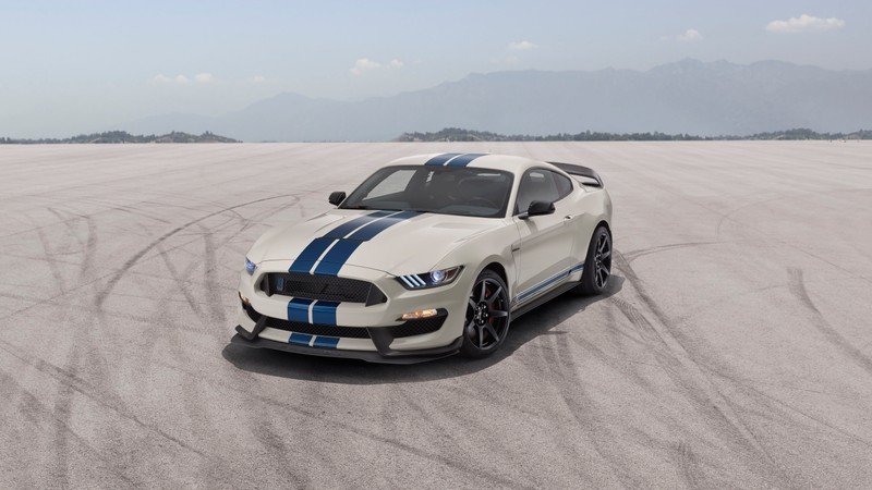 Белый мустанг синими полосами едет по трассе (shelby mustang, форд мотор компани, ford motor company, спортивный автомобиль, машины)