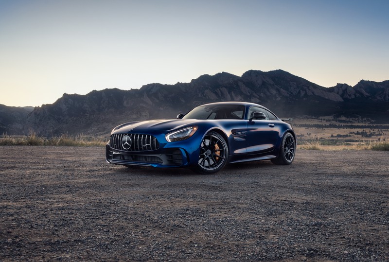 Mercedes amg gt roads coupe припаркован перед горой (мерседес бенц амг gt r, роскошное спортивное купе, 5k, машины, обои 4k)