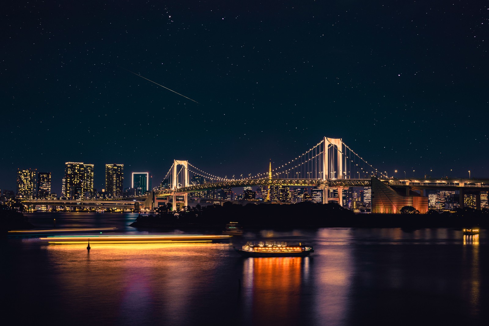 Vista árabe de uma cidade à noite com um barco na água (ponte arco íris, 5k, tóquio, tokyo, paisagem urbana)