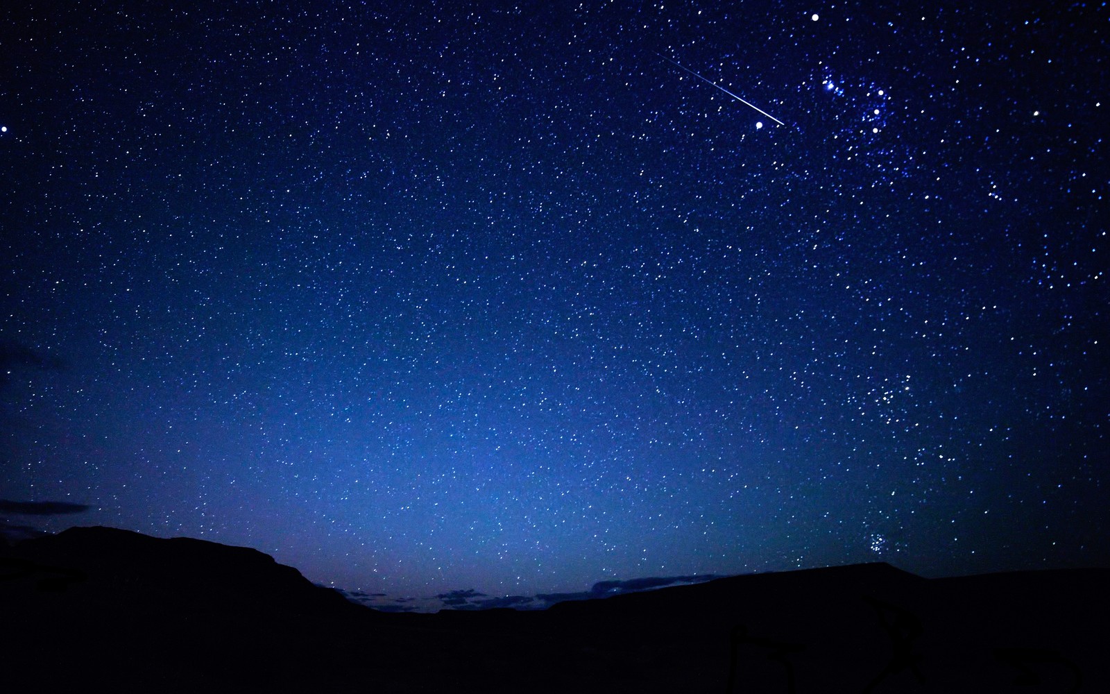 Céu noturno com estrelas e uma estrela cadente (noite, estrela, astronomia, objeto astronômico, constelação)