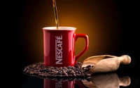 Наливание растворимого кофе в кружку Nescafé, окруженную кофейными зернами