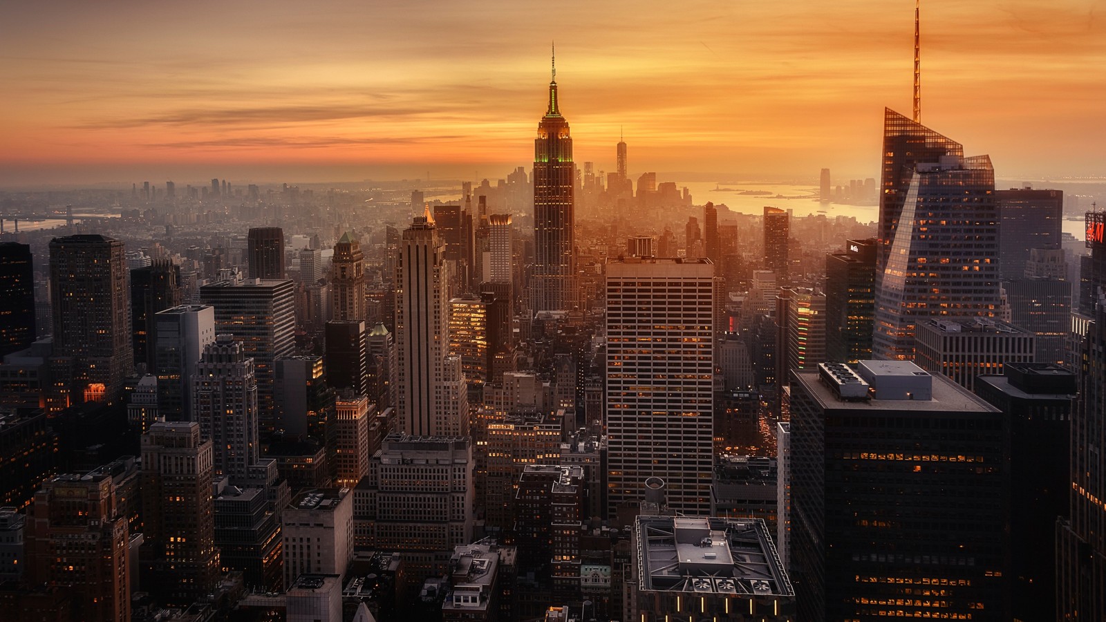 Vista aérea de una ciudad al atardecer con rascacielos y algunos edificios (nueva york, new york city, ciudad, paisaje urbano, metrópolis)