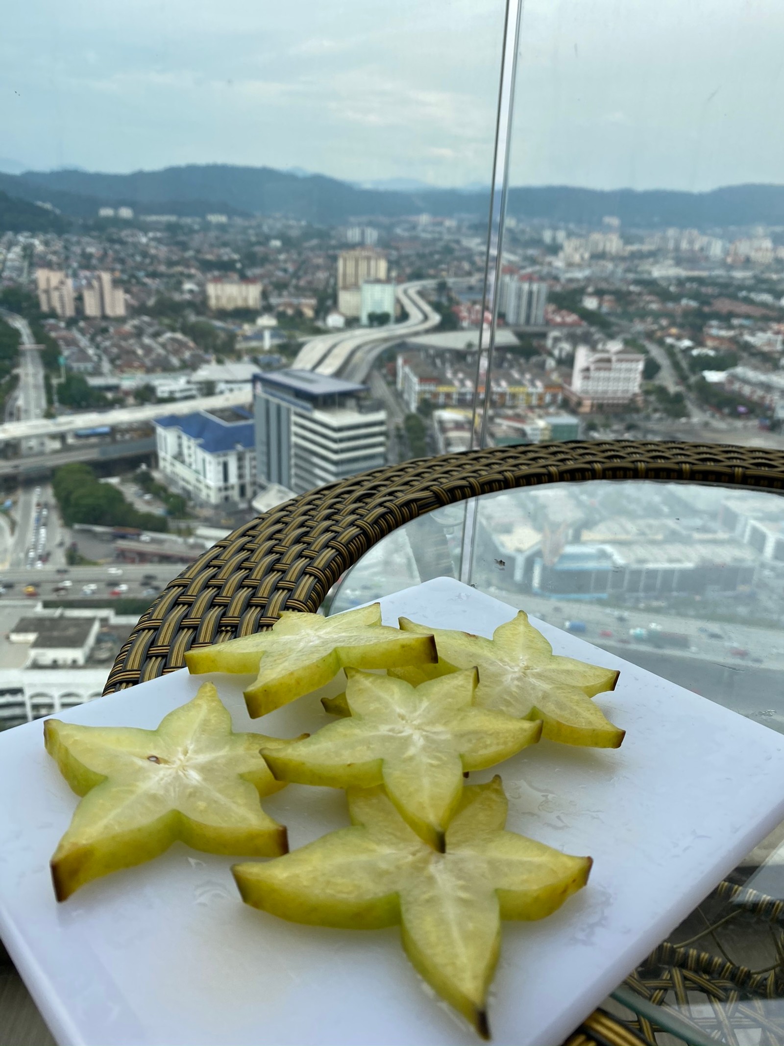 Es gibt vier stück obst auf einem teller auf einem tisch (frucht, wissenschaft, biologie, essen, produzieren)