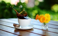 Cappuccino con flores frescas en una mesa de café