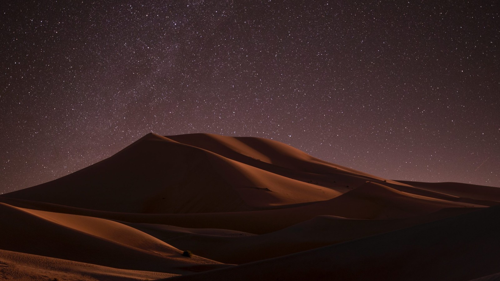 Ein nachthimmel mit sternen über einer wüstenlandschaft (wüste, nacht, sand, äolische landschaftsform, erg)