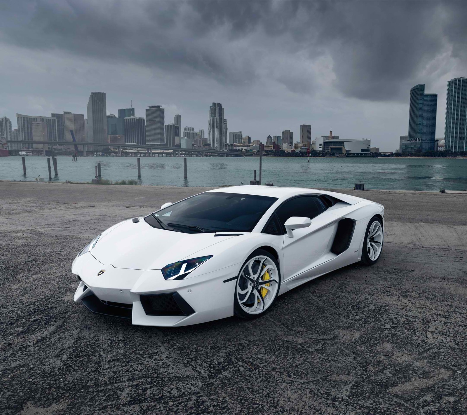 Un gros plan d'une voiture de sport blanche garée dans un parking (ville, voiture cool)