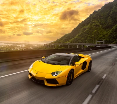 Lamborghini Aventador amarelo elegante contra um fundo dramático de pôr do sol