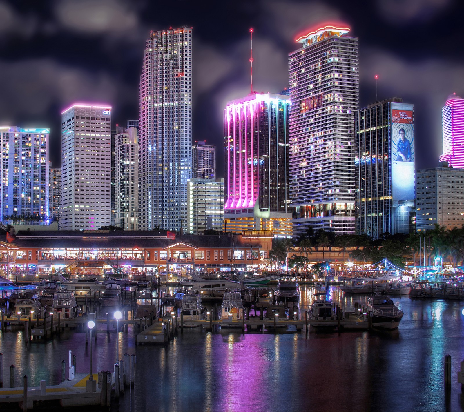 Vue nocturne d'une ville avec de nombreux grands bâtiments (bâtiment, ville, floride, miami, horizon)